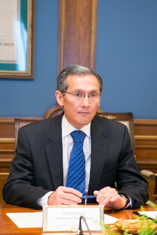 Djoomart Otorbaev während des Arbeitstreffens mit Alexey Miller