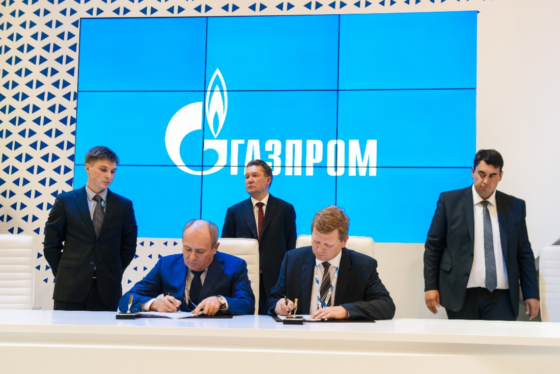 Vitaly Markelov und Alexey Mityushov,

Aufsichtsratsvorsitzender der OOO Salavat Catalyst Plant, bei der Unterzeichnung