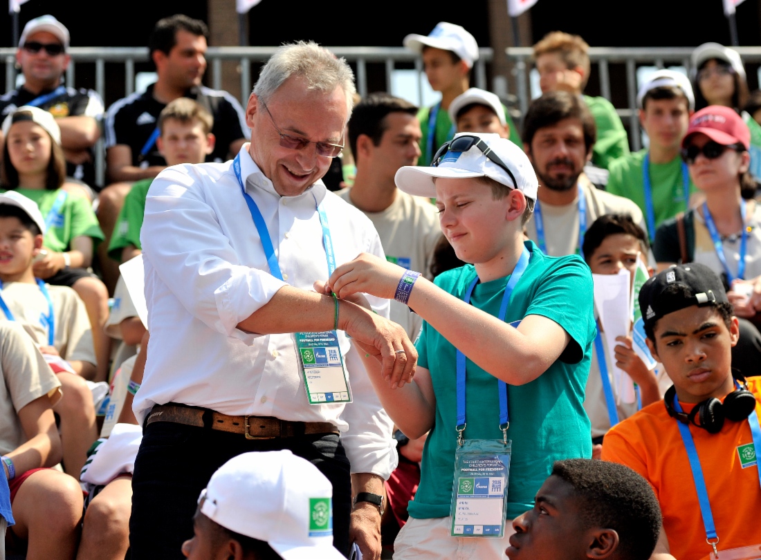 Hauptgeschäftsführer der Gazprom Germania GmbH Vyacheslav Krupenkov nahm am Vierten Internationalen Forum Football for Friendship teil