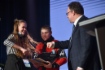 Evelina Valova (links), Viktor Gusev (rechts), Juryvorsitzender beim Festival-Wettbewerb „Energie der Siege“ und Moderator der Zeremonie, und Alexander Popov, Meisterreiter im Hippodrom Moskau, einer der besten jungen Reiter Russlands