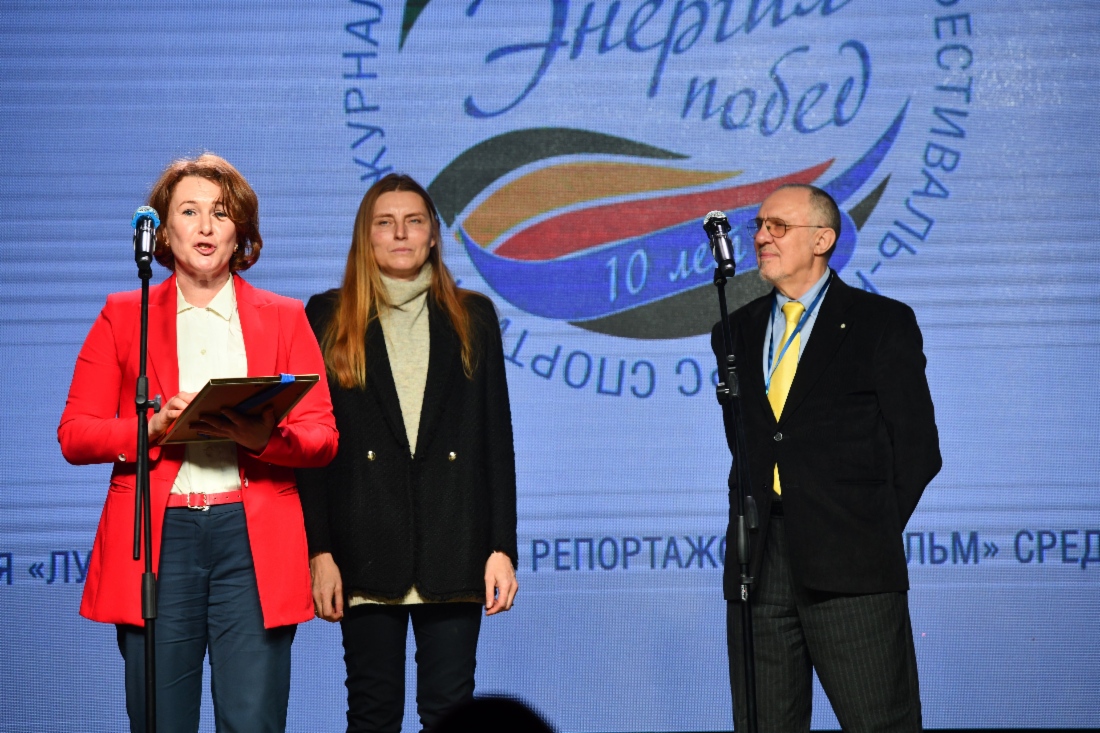 Svetlana Antimonova (links), Irina Privalova (Mitte), Olympiasiegerin im Hürdenlauf und erste Vizepräsidentin der Gesamtrussischen Leichtathletik-Föderation, und Alexander Ukhov, Vizepräsident der Föderation der Sportjournalisten Russlands