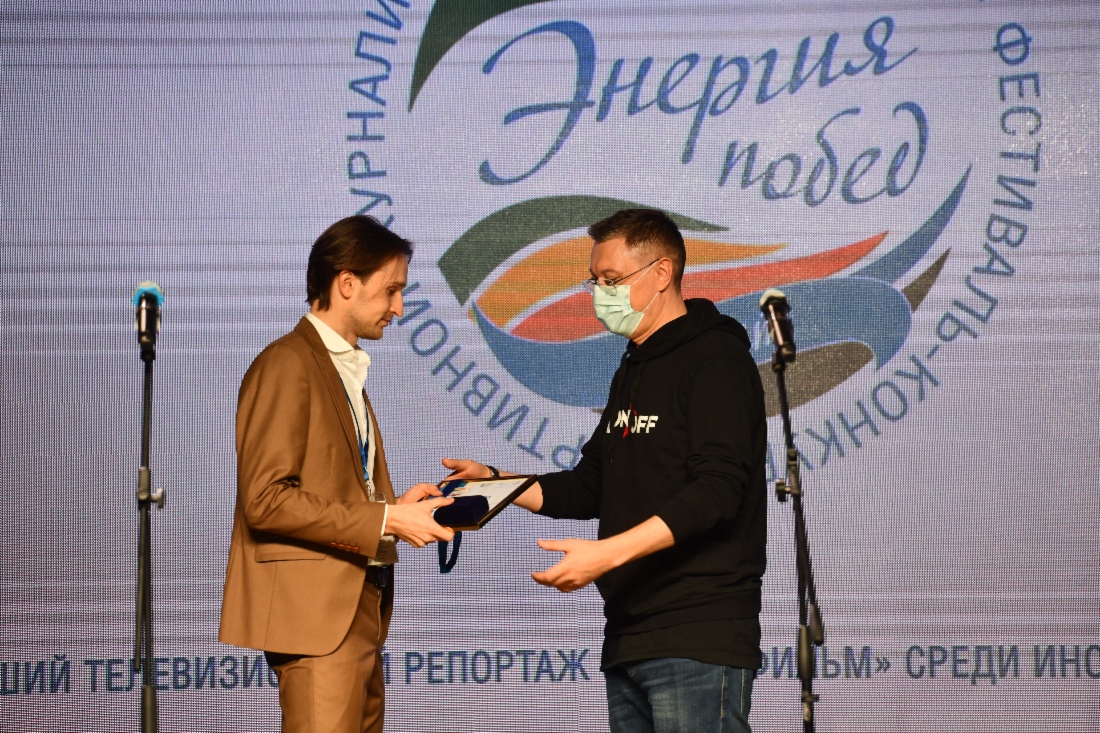 Igor Demenkov (links) und Vasily Konov, Journalist, TV-Moderator, Sportkommentator und Träger des Sonderpreises „Jubiläum“ des Festival-Wettbewerbs „Energie der Siege“