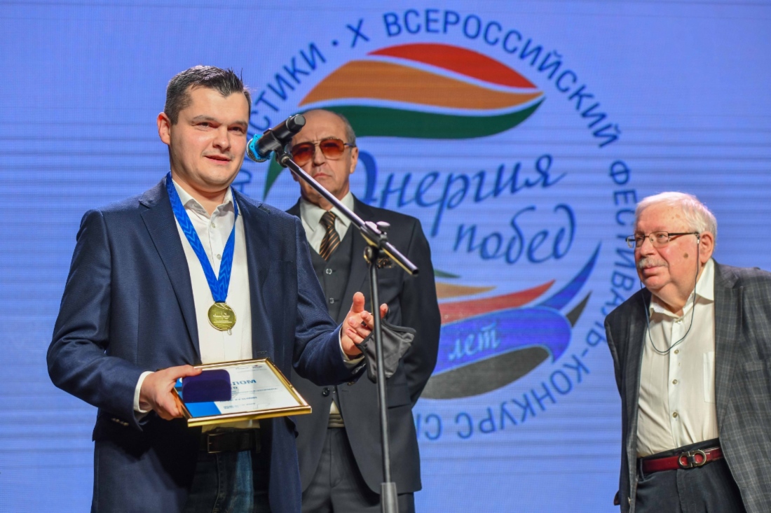 Yury Kuzmin (links), Sergey Kivrin (Mitte), Jurymitglied beim Festival-Wettbewerb „Energie der Siege“ und Sportfotograf, und Vsevolod Kukushkin, Journalist und Schriftsteller