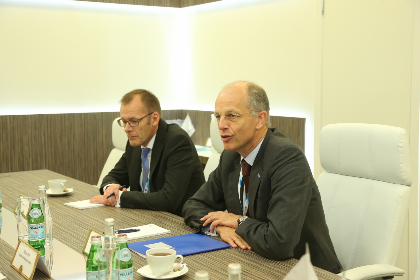 Vorstandsvorsitzender der BASF SE Kurt Bock (rechts) während des Arbeitstreffens mit Alexey Miller