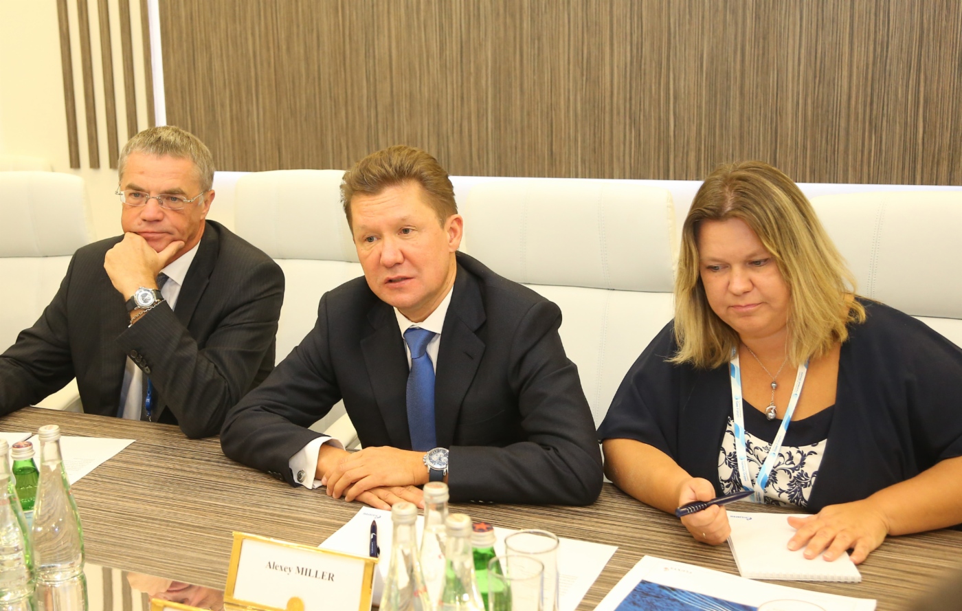 Alexey Miller (in der Mitte) während des Arbeitstreffens mit dem CEO der belgischen Gesellschaft Fluxys Walter Peeraer