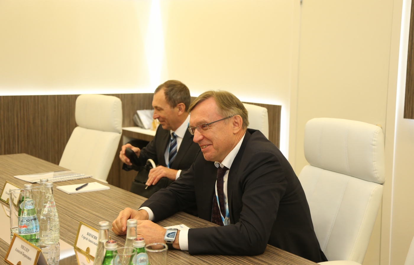 Sergey Kogogin (rechts) während des Arbeitstreffens mit Alexey Miller