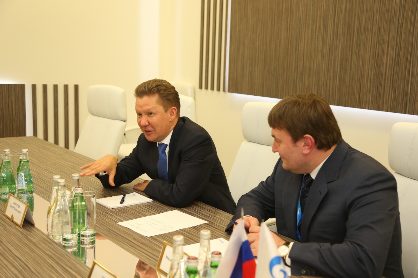 Alexey Miller (links) während des Arbeitstreffens mit dem Generaldirektor der ОAО KAMAZ Sergey Kogogin