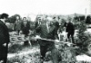 Das Pflanzen von Bäumen am Aufbautag, 22. April 1977