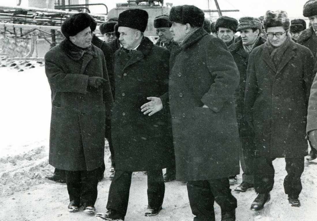 V. Dymshits, A. Kosygin, S. Orudzhev, G. Margulov, A. Kovalenko und N. Bely in einem Betrieb des Ministeriums für Gasindustrie