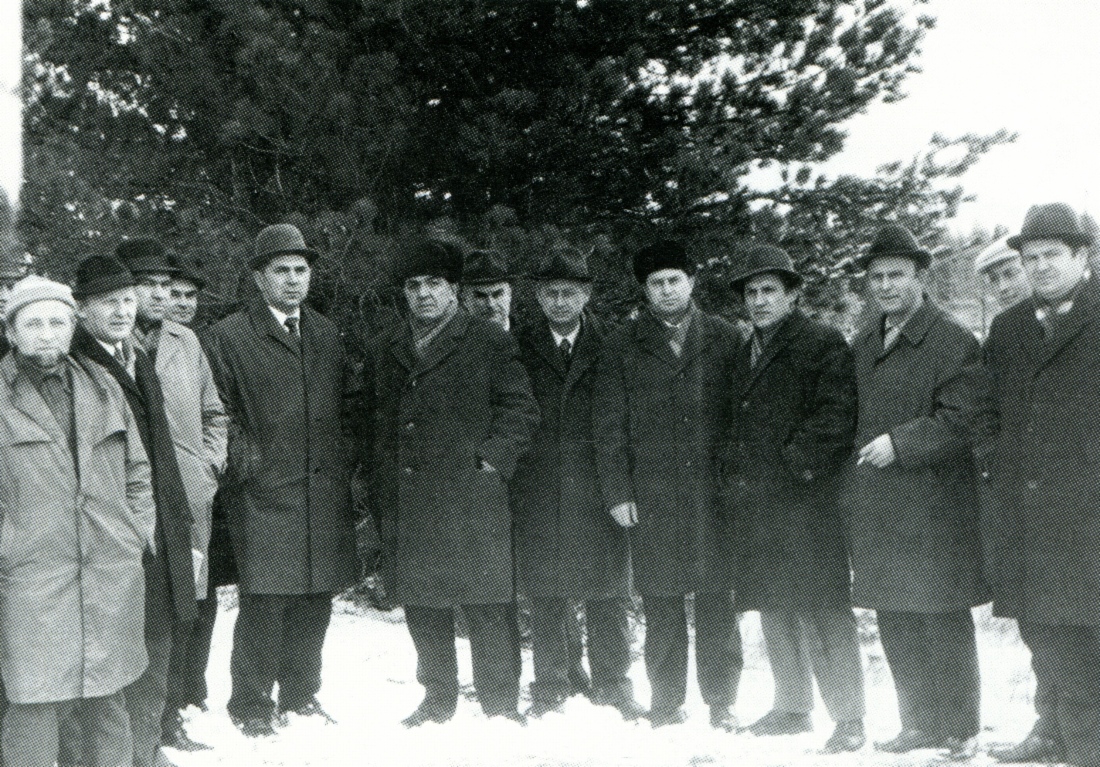Am Entstehungsort von Nowy Urengoi: P. Ivanov, V. Strizhov, V. Chirskov, E. Altunin, G. Bogomyakov, S. Orudzhev, A. Guryev, V. Tyurin, E. Kozlov, N. Bely, V. Batazovsky, G. Shemrayev