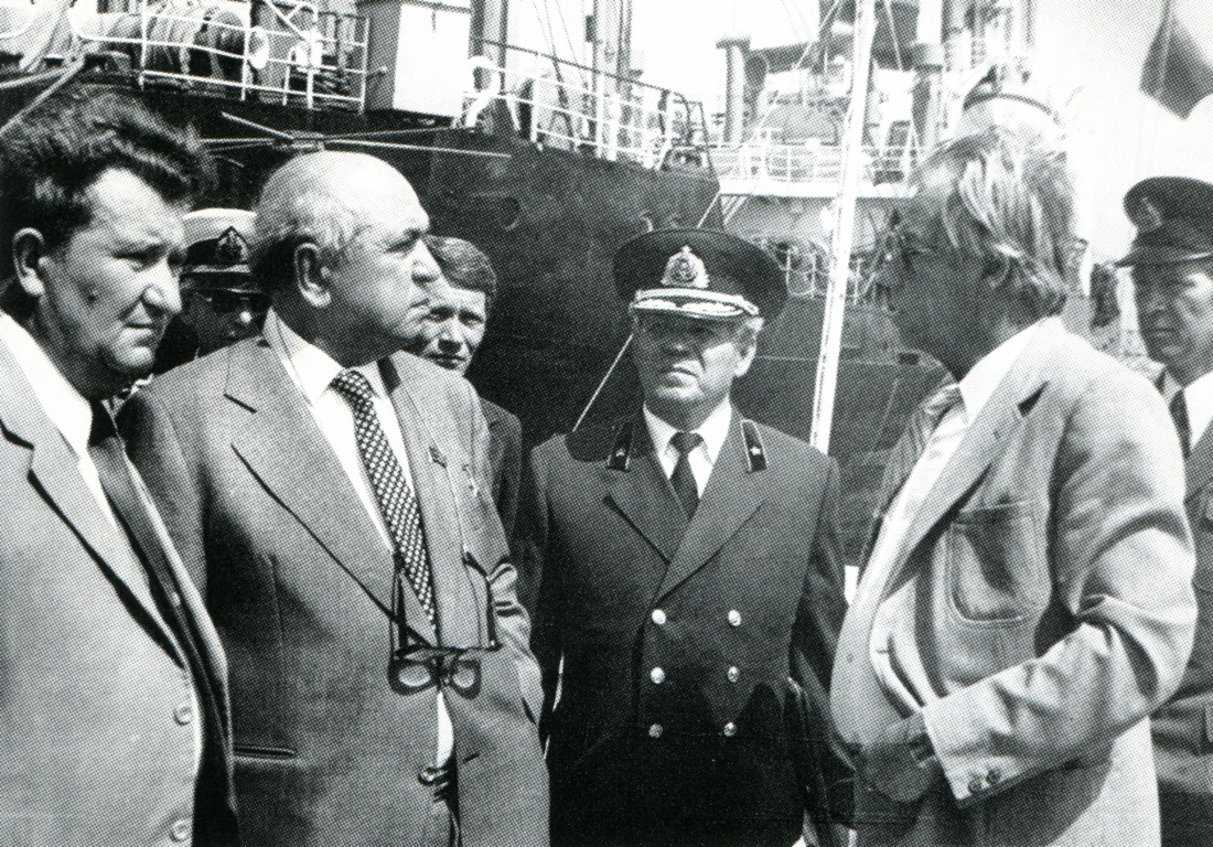 Sabit Orudzhev und Yury Zaitsev unter Mitarbeitern von Chernomorgazprom