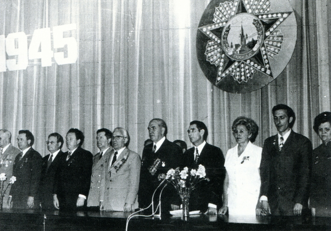 Im Präsidium der feierlichen Sitzung anlässlich des 30. Jahrestages des Sieges im Großen Vaterländischen Krieg, 9. Mai 1975