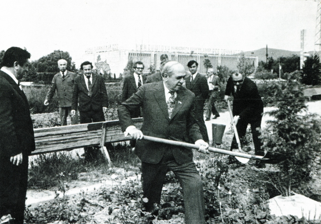 Das Pflanzen von Bäumen am Aufbautag, 22. April 1977