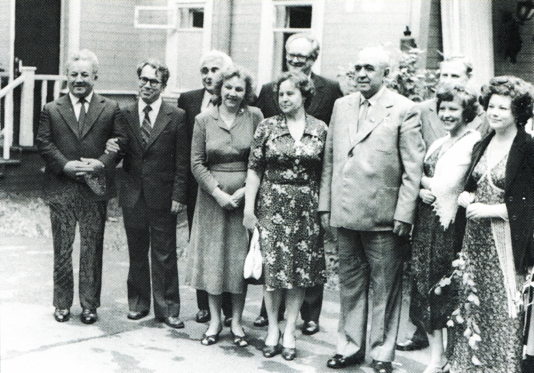 Vor dem Landhaus von Sabit Orudzhev anlässlich der Verleihung des Ehrentitels „Held der Sozialistischen Arbeit“, 1980