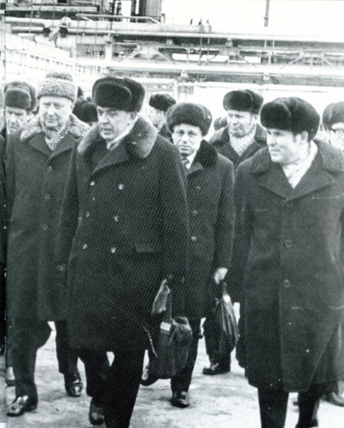 Im Gasverarbeitungswerk Orenburg. Von links nach rechts: Yu. Zaitsev, V. Chernomyrdin, A. Kosygin, V. Shashin, S. Orudzhev, A. Voronov
