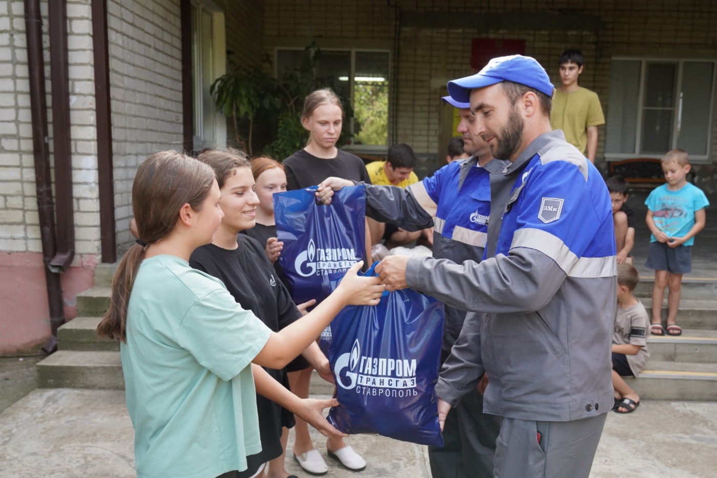 Geschenke für Absolventinnen und
Absolventen des Kinderheimes Nr. 13 im
Dorf Nadeschda (Verwaltungsregion
Stawropol)
