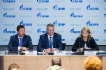 Pavel Oderov, Alexander Medvedev und Elena Burmistrova nahmen an der Pressekonferenz Export und Erhöhung der Zuverlässigkeit der Gaslieferungen nach Europa im Vorfeld der Jahresversammlung der Aktionäre der Gazprom teil