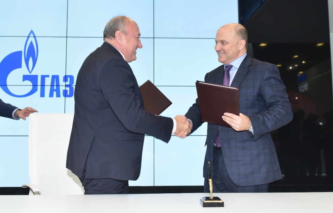 Im Rahmen des VII. Petersburger Internationalen Gasforums unterzeichneten der Generaldirektor des Fonds für die Unterstützung kleiner innovativer Unternehmen, Sergey Polyakov, und Oleg Aksyutin ein Abkommen über wissenschaftlich-technische Zusammenarbeit und Partnerschaft