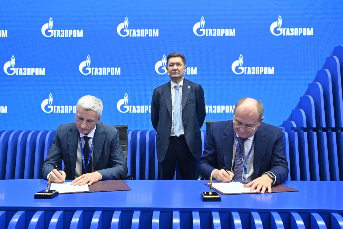 Ivan Pushkarev, Generaldirektor des
Wachruschew-Elektromechanik-Werkes
Tomsk, und Vitaly Markelov
