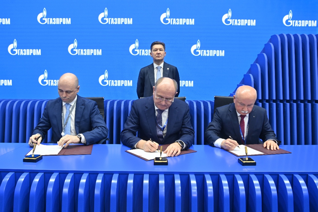 Yury Lebedev, Generaldirektor der
Gazprom Pererabotka Blagoveshchensk,
Vitaly Markelov und Yury Belousov,
Generaldirektor der Gazkholodteсhnika