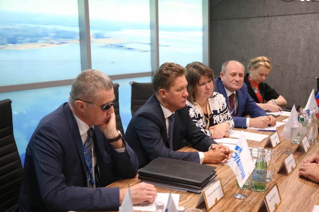 Alexey Miller und Vorsitzender und CEO des Konzerns Engie, Gerard Mestrallet, während des Treffens