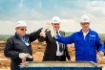 Erster stellvertretender Generaldirektor der Stroytransgaz, Vadim Startsev, Minister für Industrie und Energiewirtschaft der Verwaltungsregion Krasnodar, Vitaly Brizhan, und Generaldirektor der Gazprom Invest, Mikhail Levchenkov