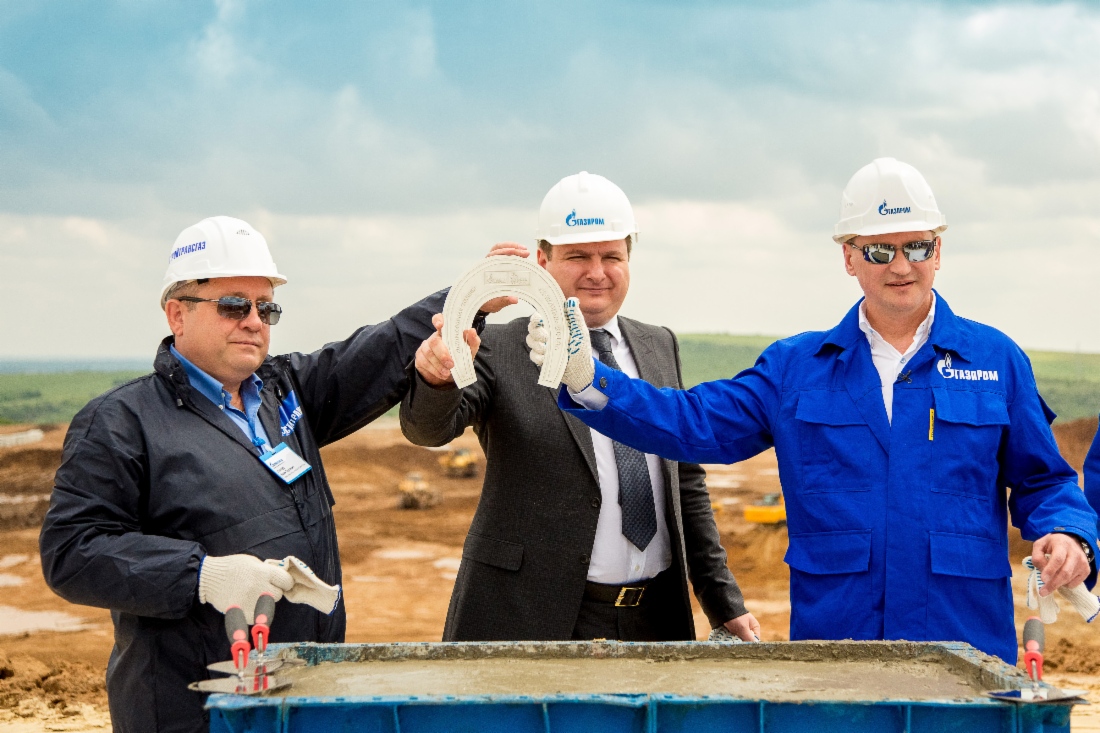 Erster stellvertretender Generaldirektor der Stroytransgaz, Vadim Startsev, Minister für Industrie und Energiewirtschaft der Verwaltungsregion Krasnodar, Vitaly Brizhan, und Generaldirektor der Gazprom Invest, Mikhail Levchenkov