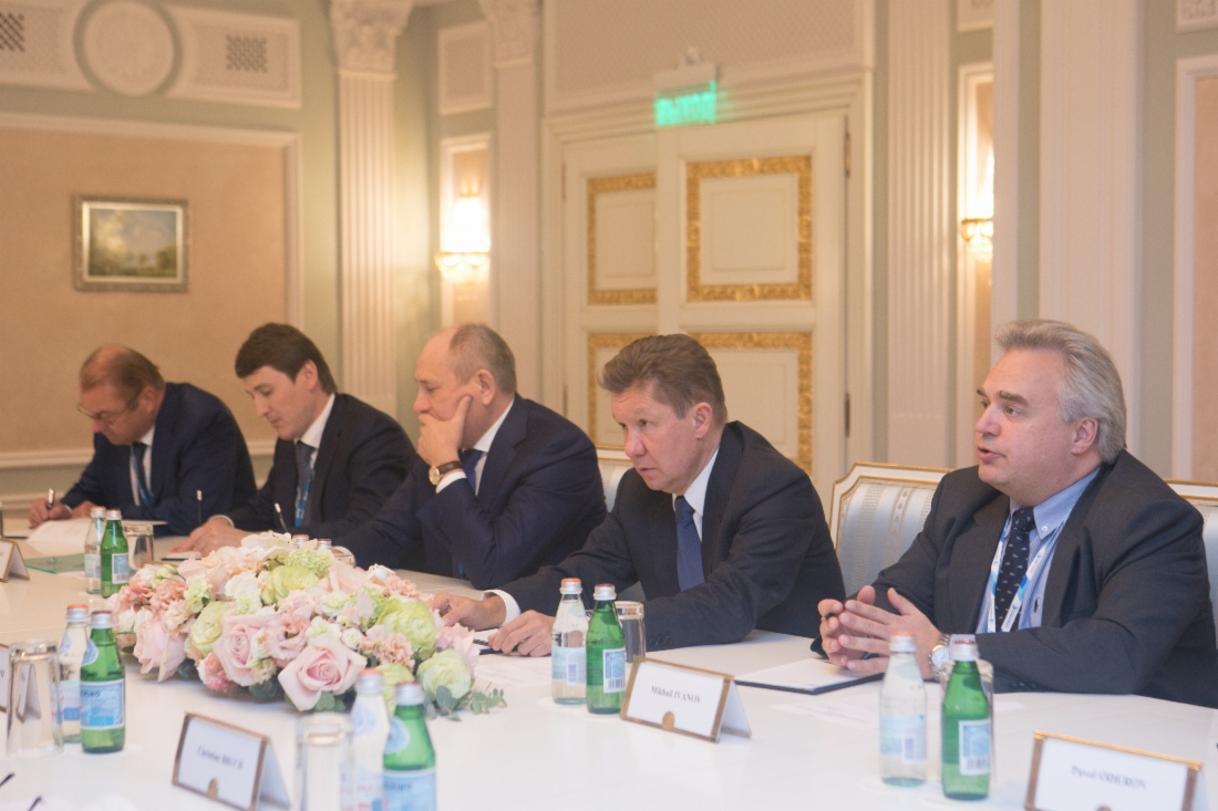 Arbeitstreffen zwischen Alexey Miller (Zweiter von rechts) und dem CEO der Linde AG, Aldo Belloni, im Rahmen des VIII. Petersburger Internationalen Gasforums