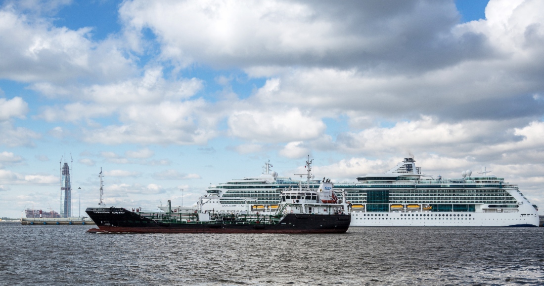 Bunkerung eines Fahrgastschiffes im Hafen von Sankt Petersburg
