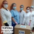 Unter den Masken lächeln uns Helden unserer Zeit an: medizinisches Personal des städtischen Kinderkrankenhauses Nr. 1, das Lebensmittelpakete im Rahmen der Wohltätigkeitsaktion „Hilfe für den Nächsten“ erhalten hat. Diese Aktion wurde von der Gazprom Transgaz Kazan organisiert, um Mediziner, die um Leben und Gesundheit kleiner COVID-19-Patienten kämpfen, zu unterstützen