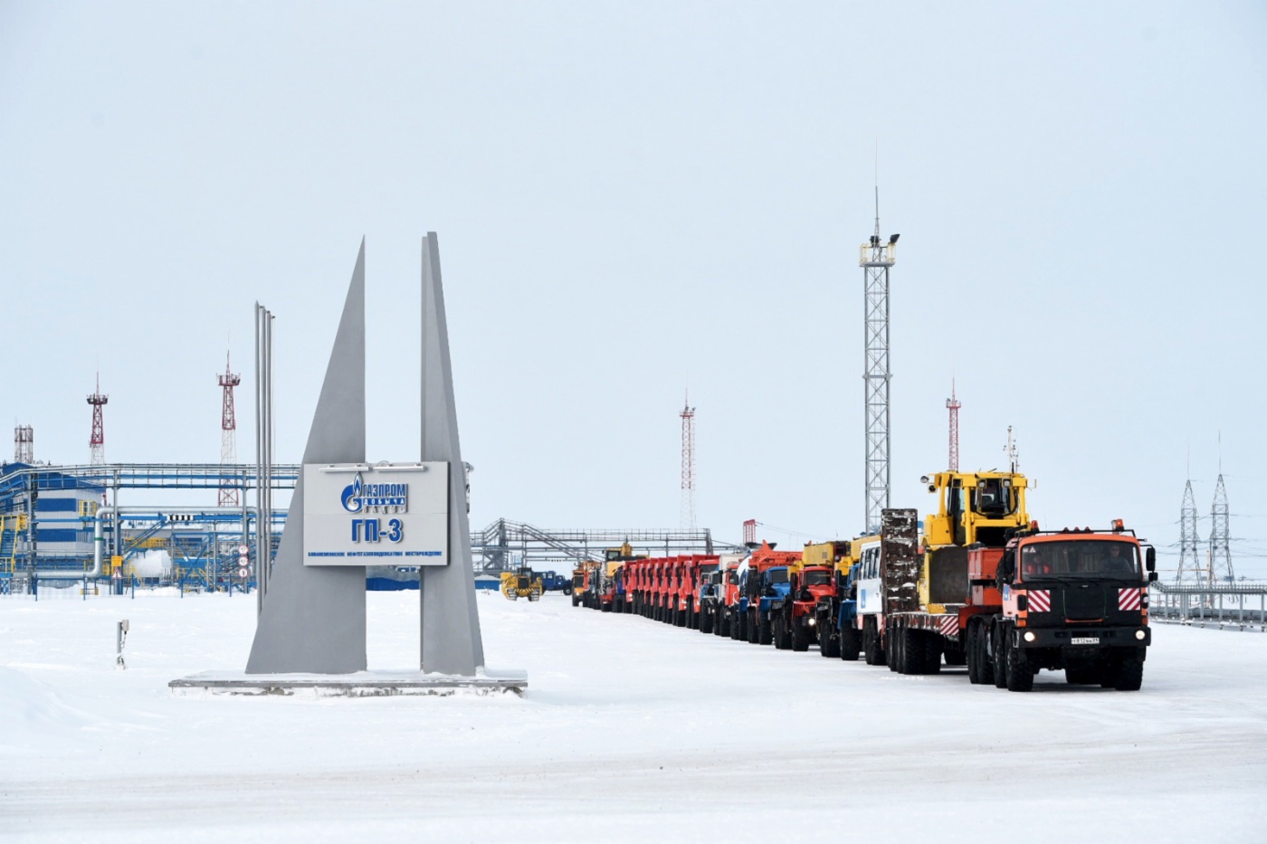 Von der Lagerstätte Bowanenkowskoje brach eine Autokolonne mit Bau- und Hilfstechnik auf einer speziell gebauten Winterstraße zur Lagerstätte Charassaweiskoje auf