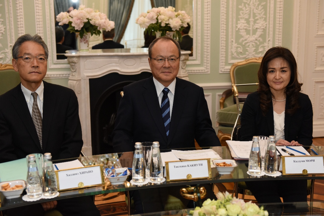 Der Präsident und CEO der Mitsubishi Corporation, Takehiko Kakiuchi (in der Mitte), während des Arbeitstreffens mit Alexey Miller