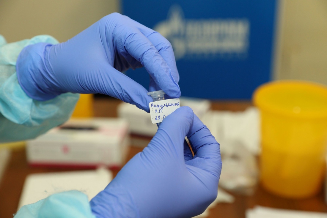 Medizinische Fachkräfte werden für die Testungen in entlegene Produktionsstätten entsandt