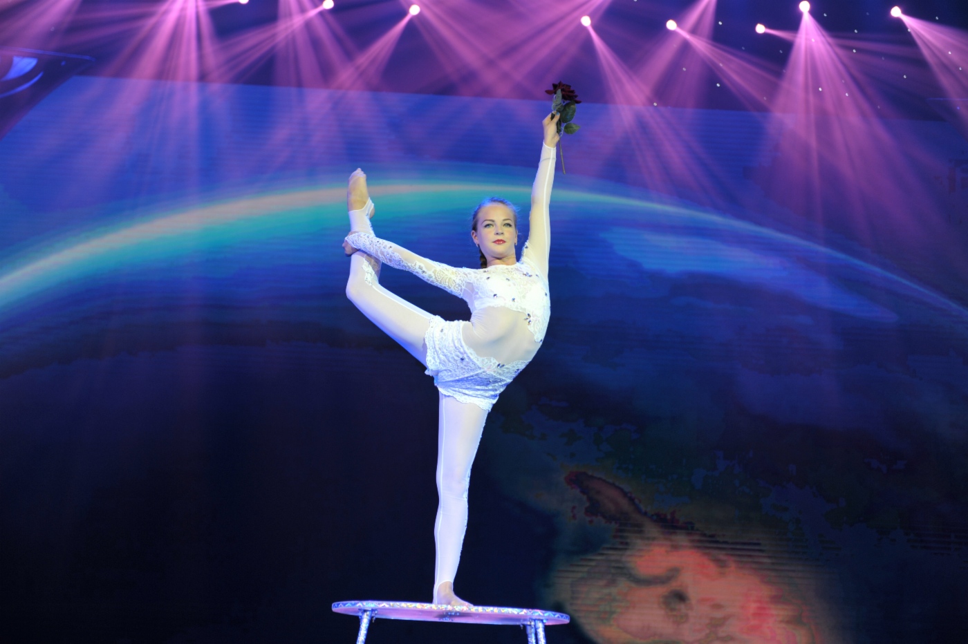 Irina Nanovskaya, Tomsk, Russland, mit der Zirkusnummer Mädchen mit Rose