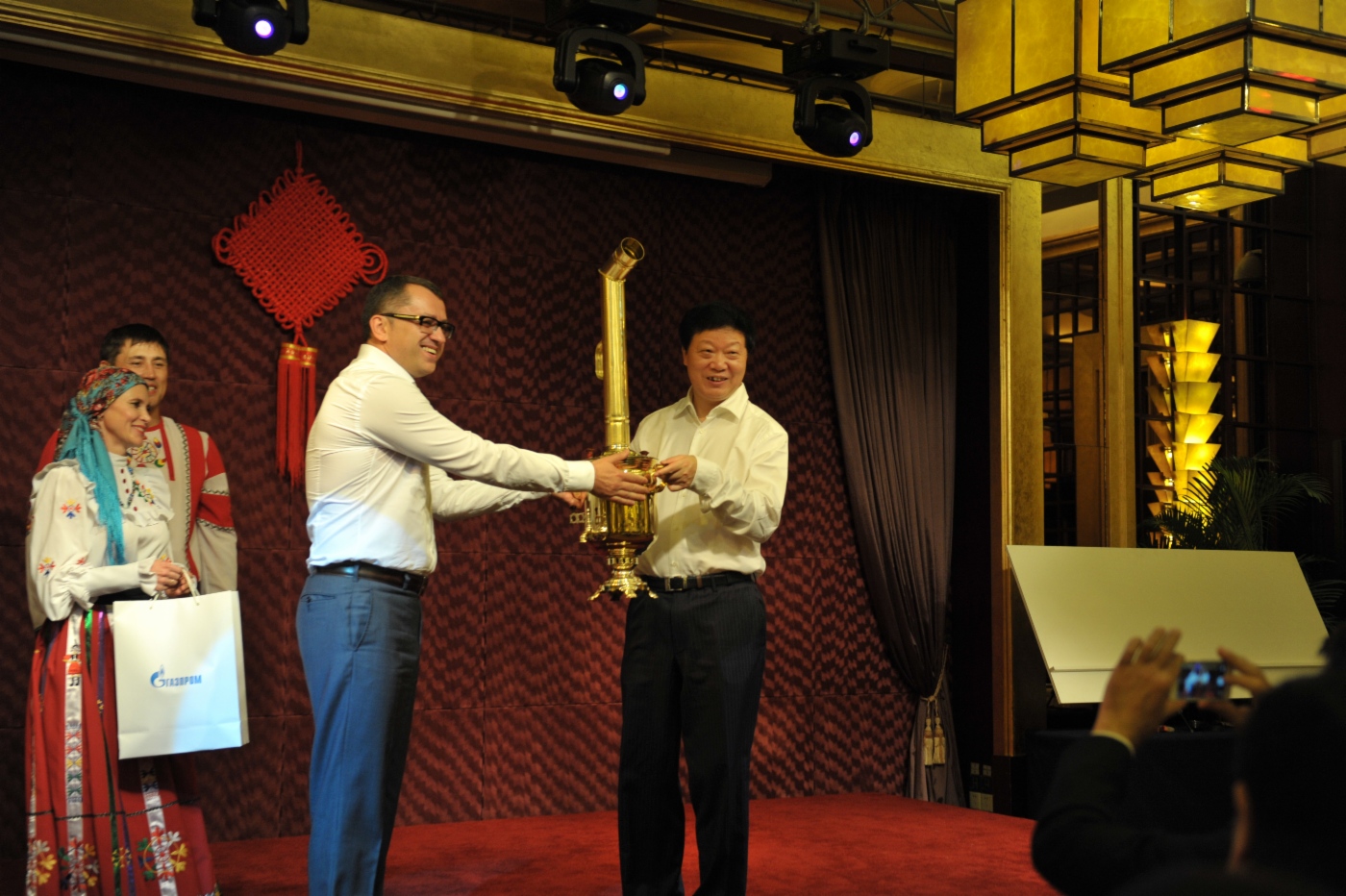 Mikhail Sereda überreicht dem Vorsitzenden der Kommission für kulturelle Zusammenarbeit der CNPC Chen Ming ein Gedenksouvenir