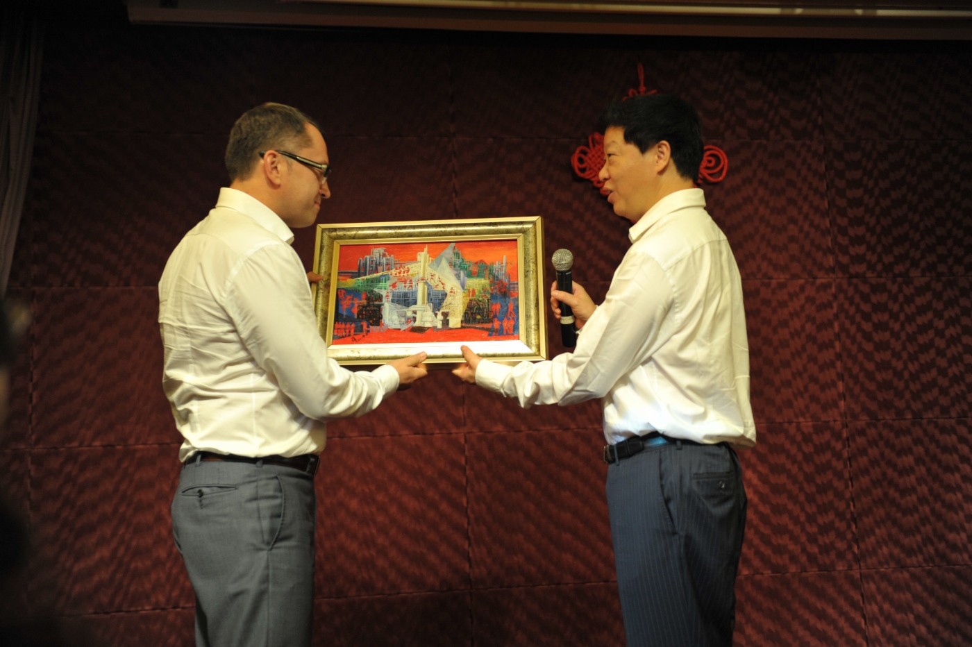 Chen Ming überreicht Mikhail Sereda ein Gedenksouvenir