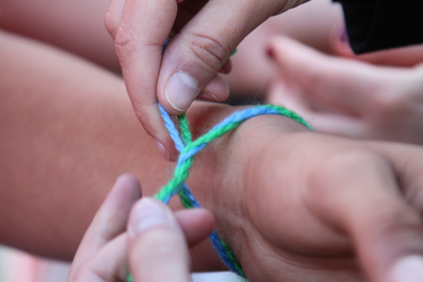 Freundschaftsarmband – offizielles Symbol des Projekts Football for Friendship