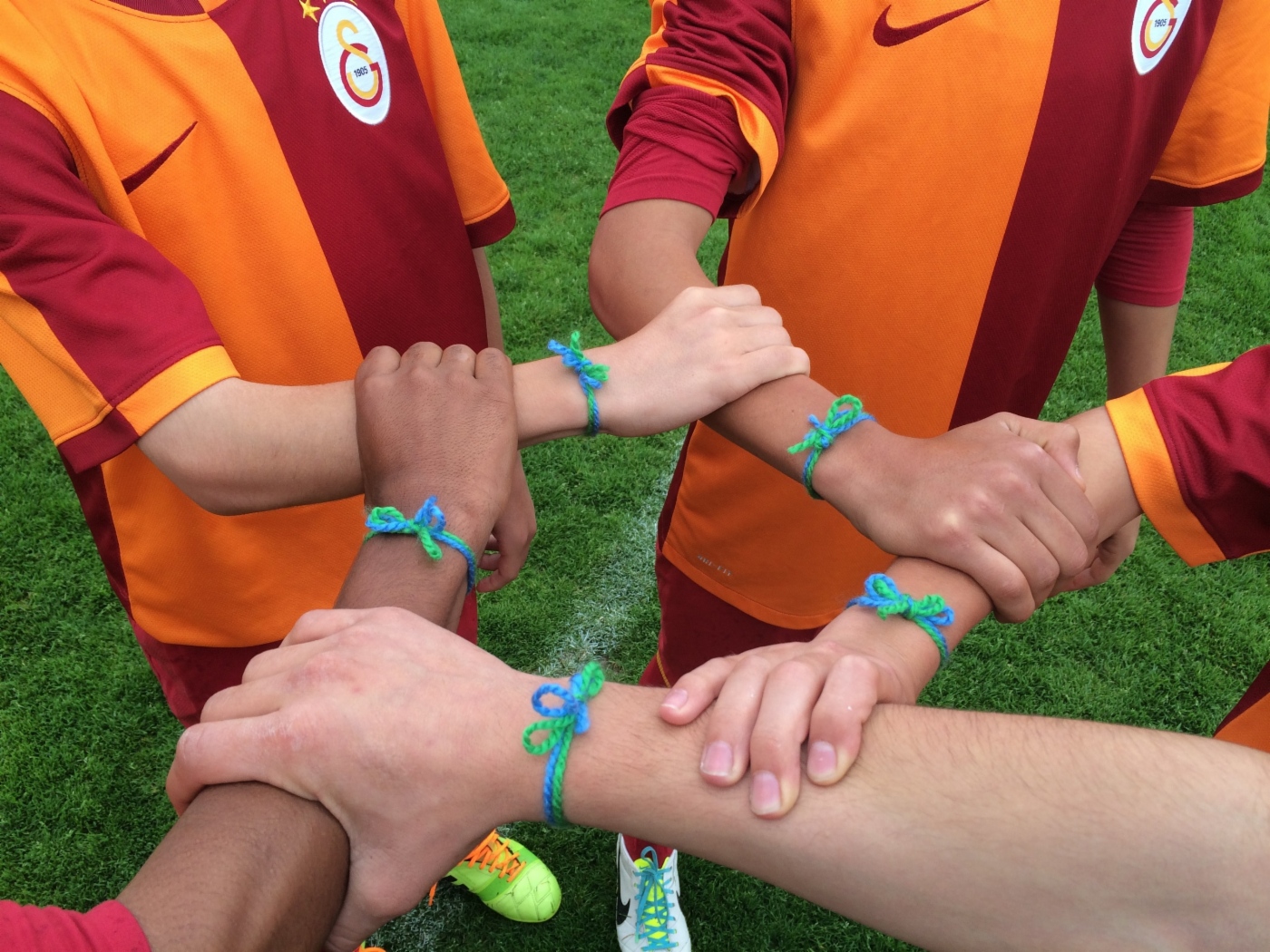 Freundschaftsarmband – offizielles Symbol des Projekts Football for Friendship