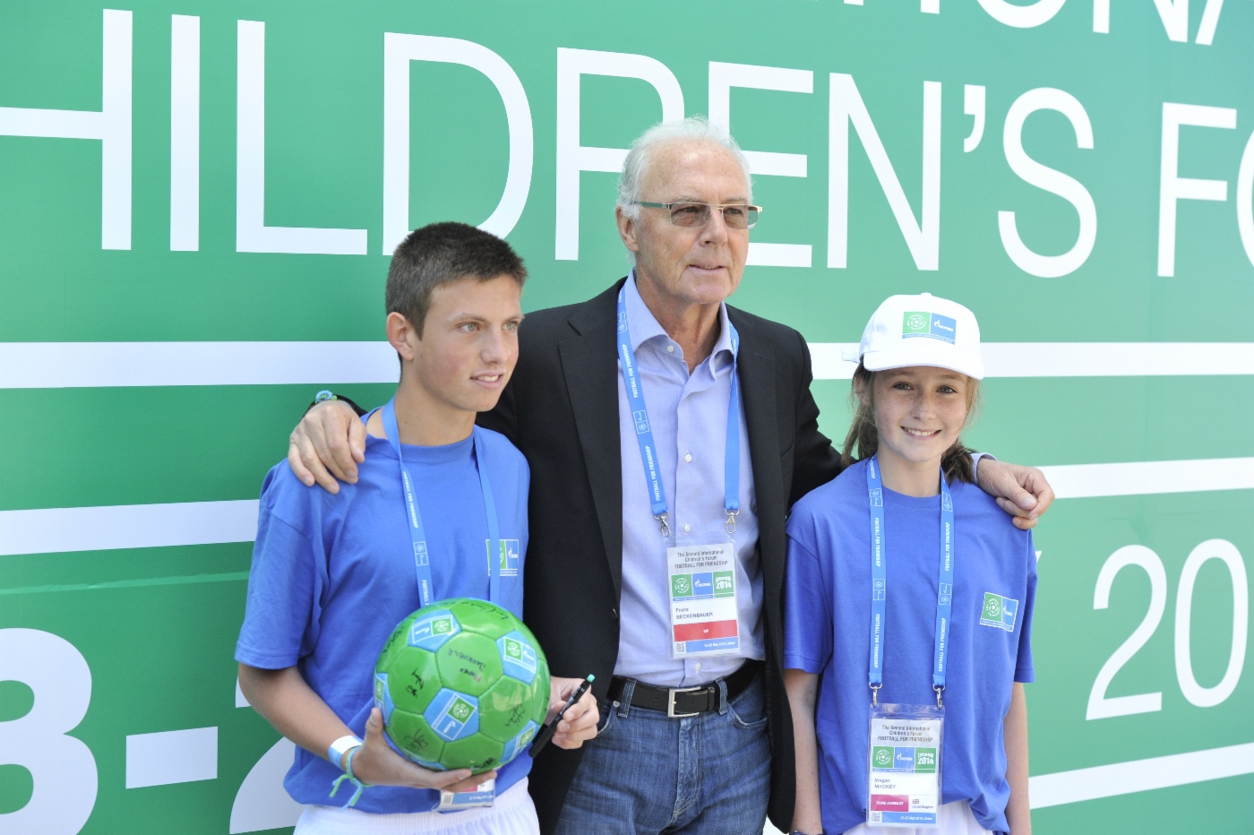 Weltbotschafter des Projekts Franz Beckenbauer mit jungen Projektteilnehmern. Lissabon, 2014