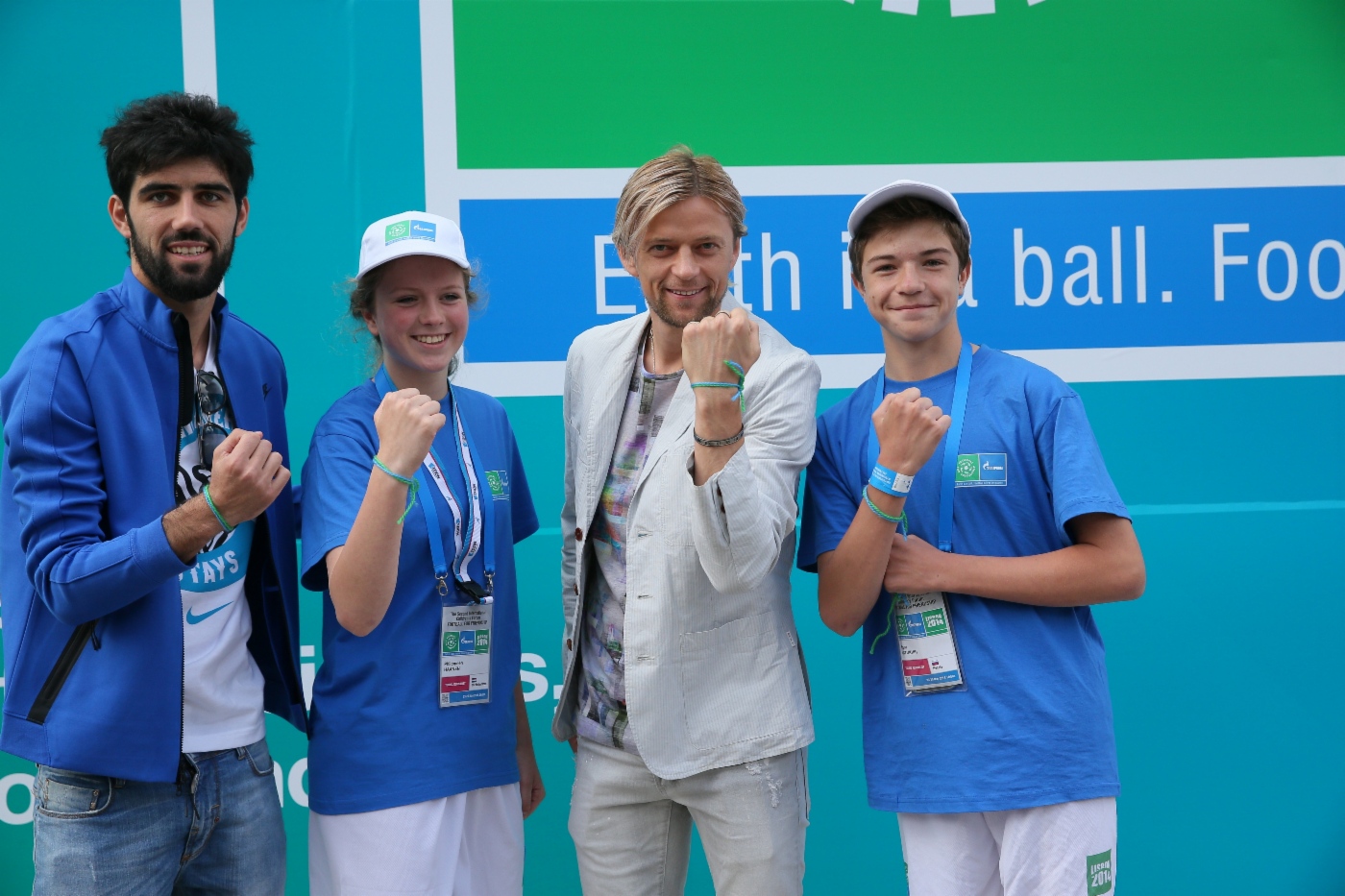 Luis Neto und Anatoly Timoshchuk mit Teilnehmern des Projekts Football for Friendship. Lissabon, 2014