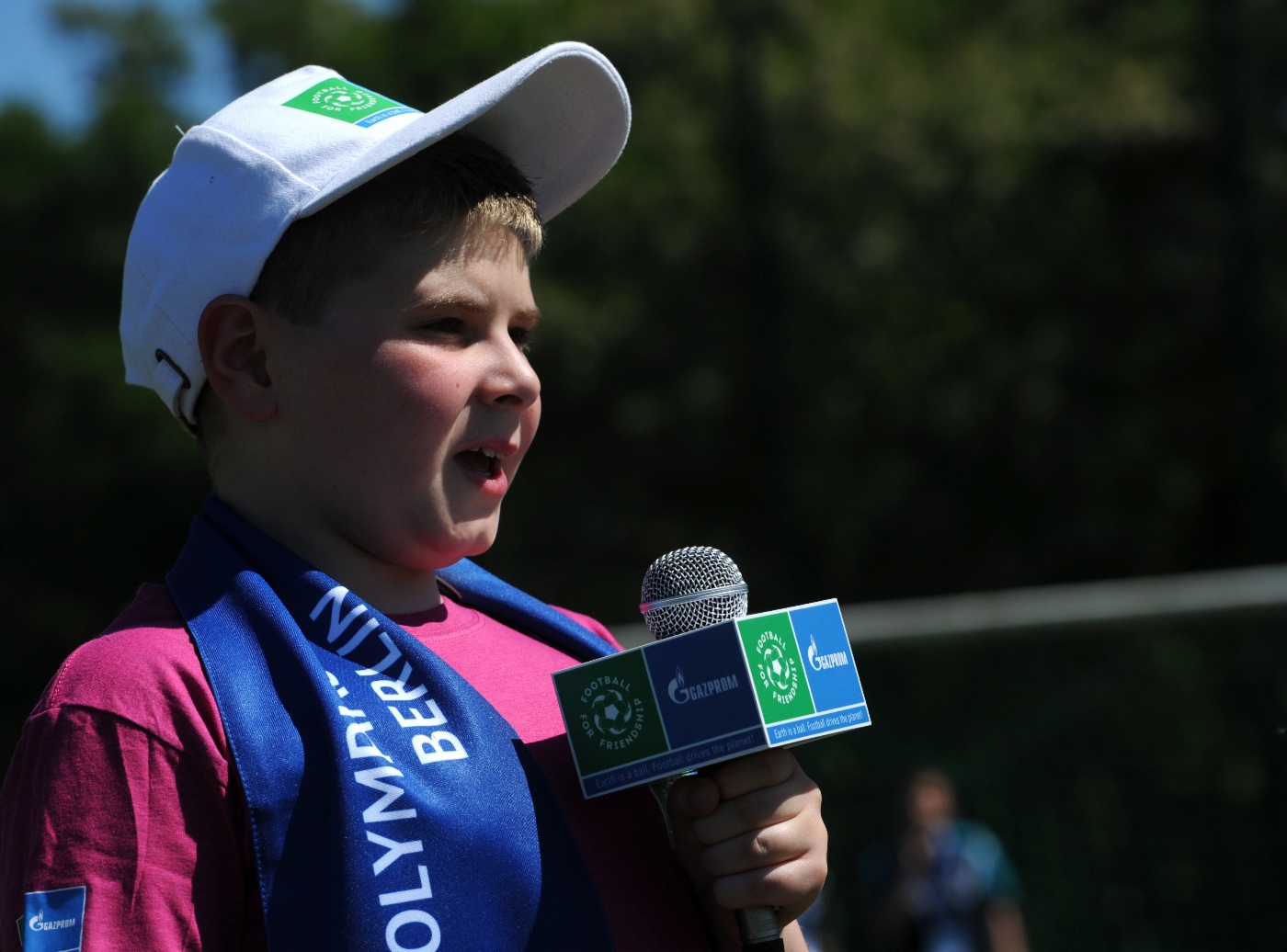 Junger Journalist macht eine Reportage über Veranstaltungen des Programms Football for Friendship in Berlin, 5.–7. Juni 2015