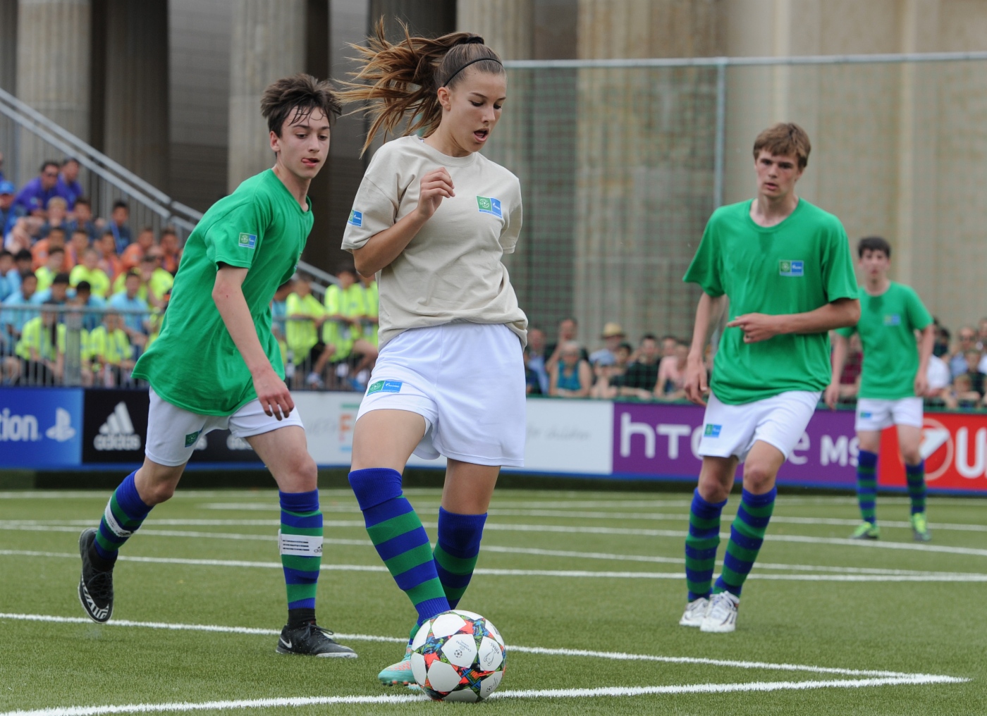 Finale des Internationalen Straßenfußballturniers Football for Friendship vor dem Brandenburger Tor in Berlin, 6. Juni 2015