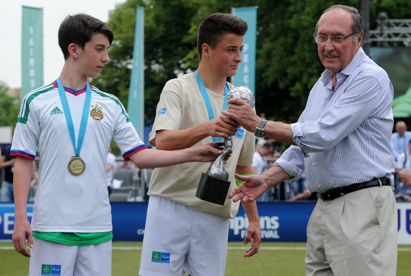 Ramon Pont, Vizepräsident des Fonds FC Barcelona, wird mit dem Pokal der Neun Werte während des Internationalen Forums Football for Friendship in Berlin geehrt, 6. Juni 2015