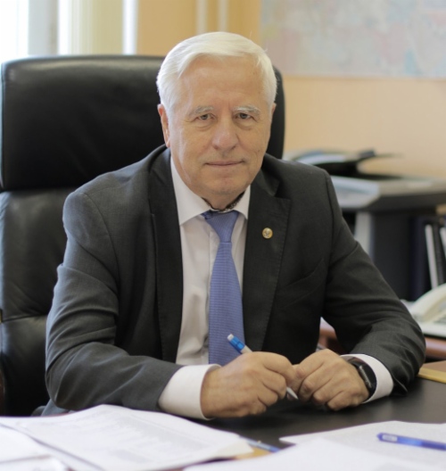Boris Grigoriev, Chefredakteur des wissenschaftlich-technischen Sammelbandes „Gaswissenschaft aktuell“, korrespondierendes Mitglied der Russischen Akademie der Wissenschaften, Professor, habilitierter Doktor der technischen Wissenschaften, Träger des Preises des Ministerrates der UdSSR und des Staatspreises der Russischen Föderation für Wissenschaft und Technik, wissenschaftlicher Betreuer im Unternehmenszentrum für Untersuchung von Schichtengruppen (Kerne und Fluide) bei der Gazprom VNIIGAZ