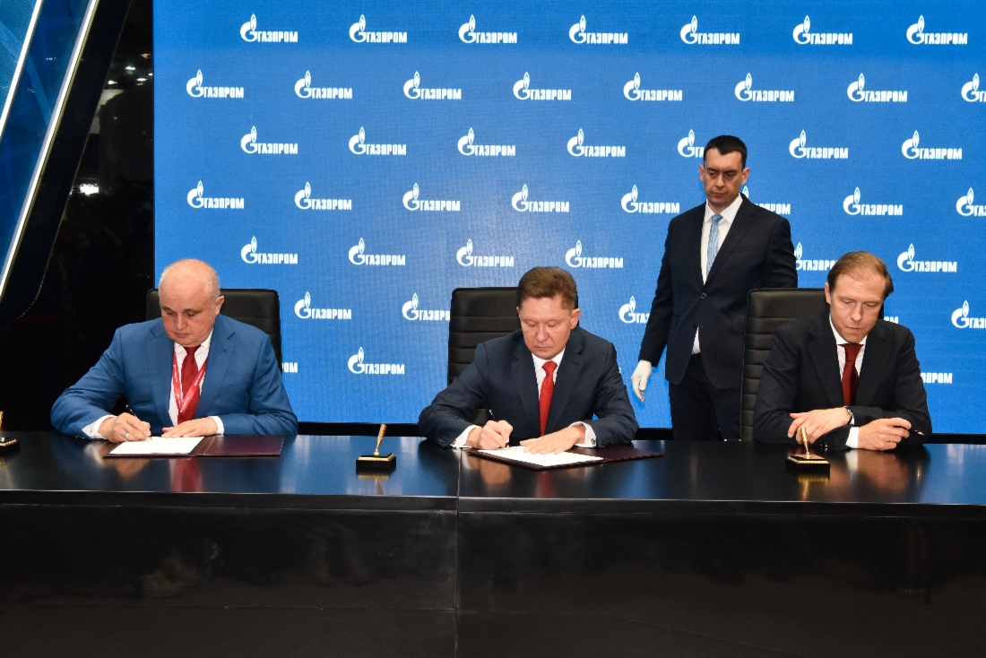 Alexey Miller, Nikolai Shulginov, Energieminister der Russischen Föderation, und Sergey Tsivilev, Gouverneur des Verwaltungsgebietes Kemerowo – Kusbass, schlossen eine Vereinbarung zur Entwicklung der Gasversorgung und zum Ausbau der Gasinfrastruktur in Kusbass, unter anderem aufgrund der Verflüssigung von Methan aus Kohleflözen, ab