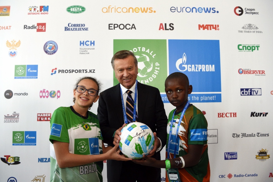 In Moskau fand das Internationale Kinderforum im Rahmen der Sechsten Saison des internationalen sozialen Kinderprogramms Football for Friendship veranstaltet von der PAO Gazprom, offizieller Partner der FIFA und der FIFA Fußballweltmeisterschaft 2018 in Russland™, statt