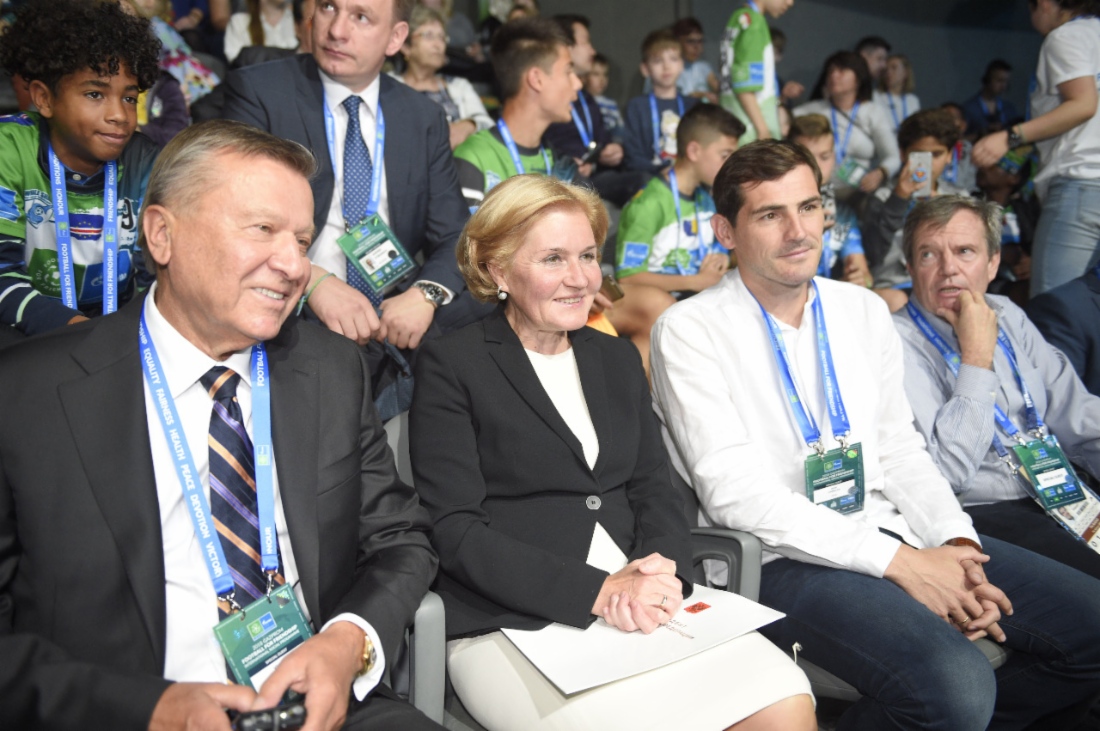 In Moskau fand das Internationale Kinderforum im Rahmen der Sechsten Saison des internationalen sozialen Kinderprogramms Football for Friendship veranstaltet von der PAO Gazprom, offizieller Partner der FIFA und der FIFA Fußballweltmeisterschaft 2018 in Russland™, statt