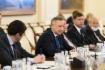 Alexander Beglov (Mitte) während der Sitzung