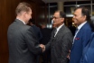 Während des IBC fand ein Arbeitstreffen zwischen Alexey Miller (links) und dem Vorsitzenden der Srei (Indien), Hemant Kanoria (Mitte), statt