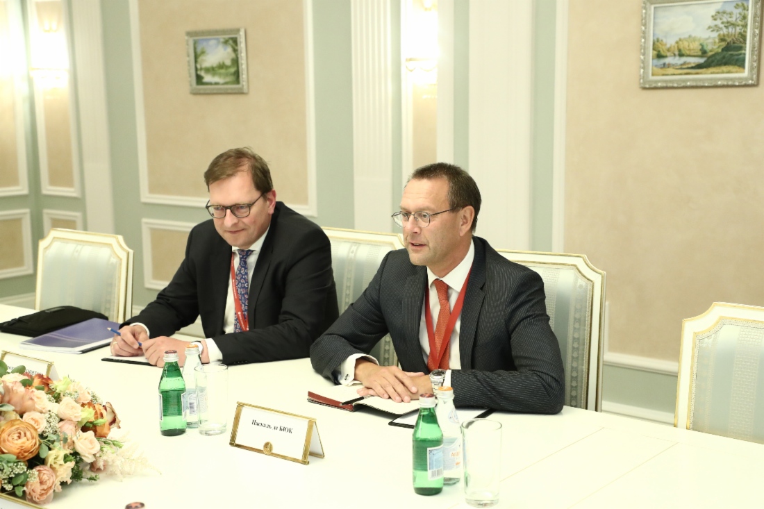 Der CEO der Fluxys, Pascal De Buck (rechts), während des Treffens mit Alexey Miller